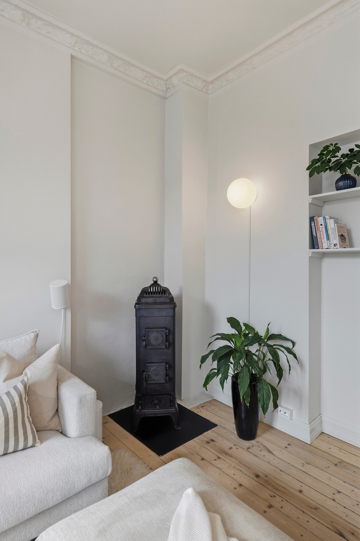 Utsmykket med lun og varm kakkelovn. Galleribilde