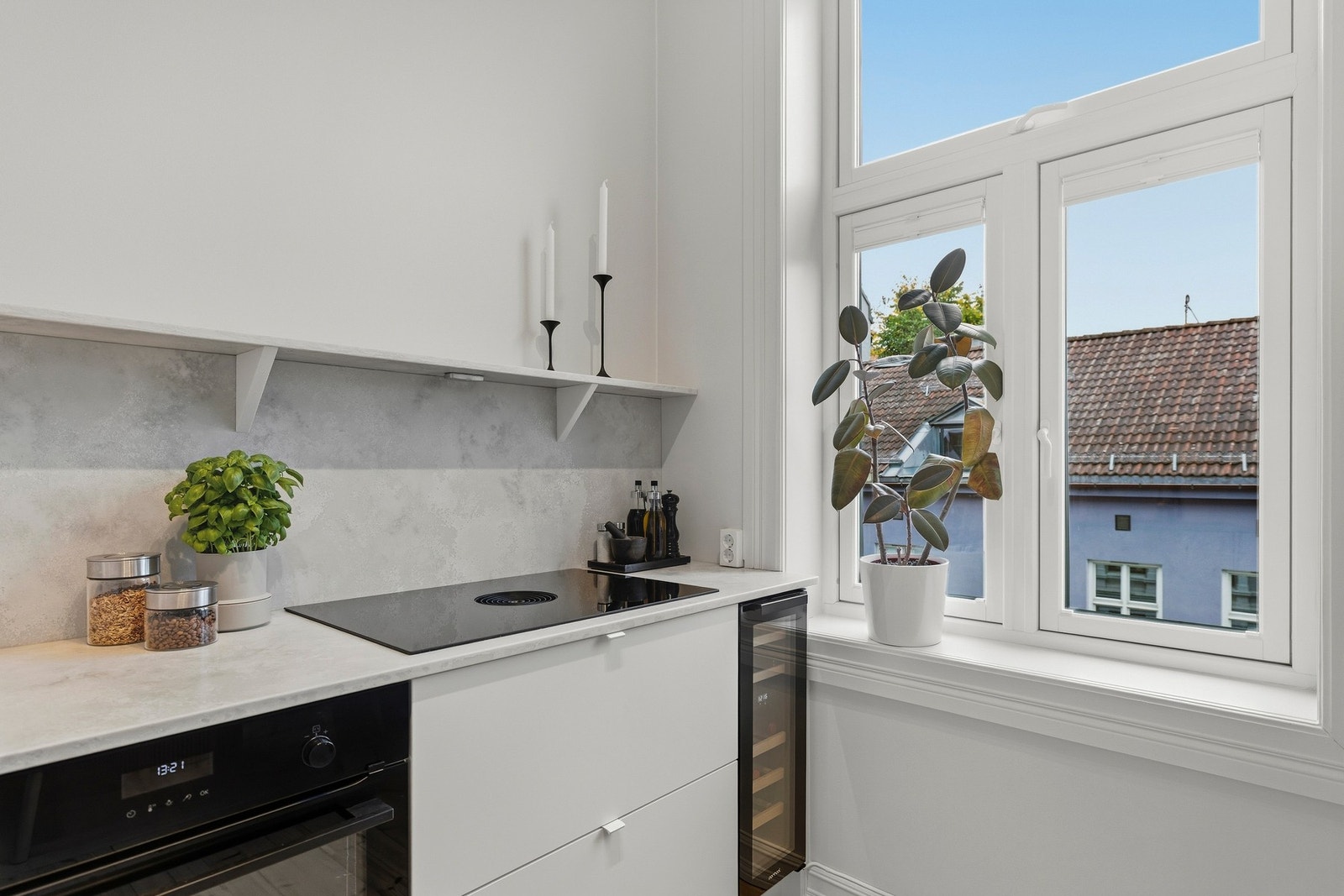 Platetoppen har integrert ventilator med kullfilter, hvor matos og damp filtreres og resirkuleres tilbake til rommet. Stekeovnen fra AEG kan styres via app/WiFi og har blant annet en rekke forhåndsinnstilte programmer, SteamBake og pyrolysefunksjon. Galleribilde