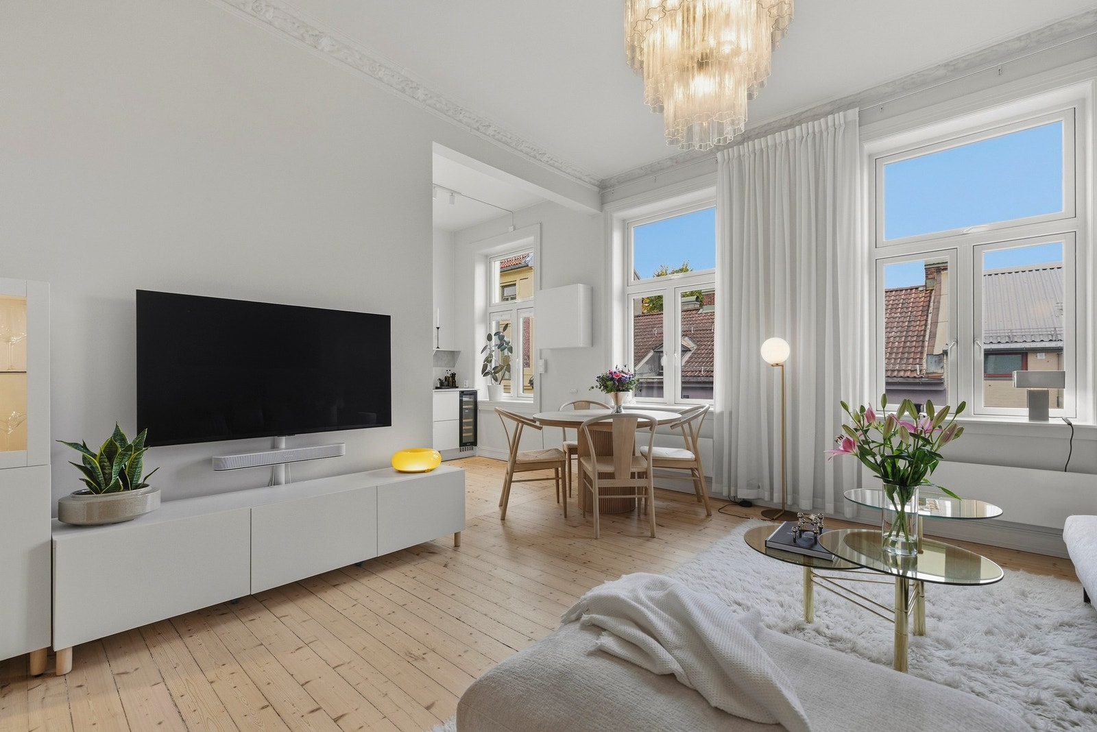 Den gode romfølelsen og planløsningen gjør det enkelt å innrede med ulike soner, med god plass til både en romslig sofagruppe og spisebord. Galleribilde
