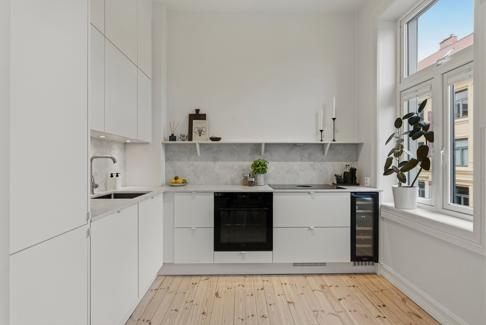 Kjøkkenet fra Strai har et stilrent og tidløst uttrykk med slette fronter og rikelig med skap- og benkeplass. Galleribilde