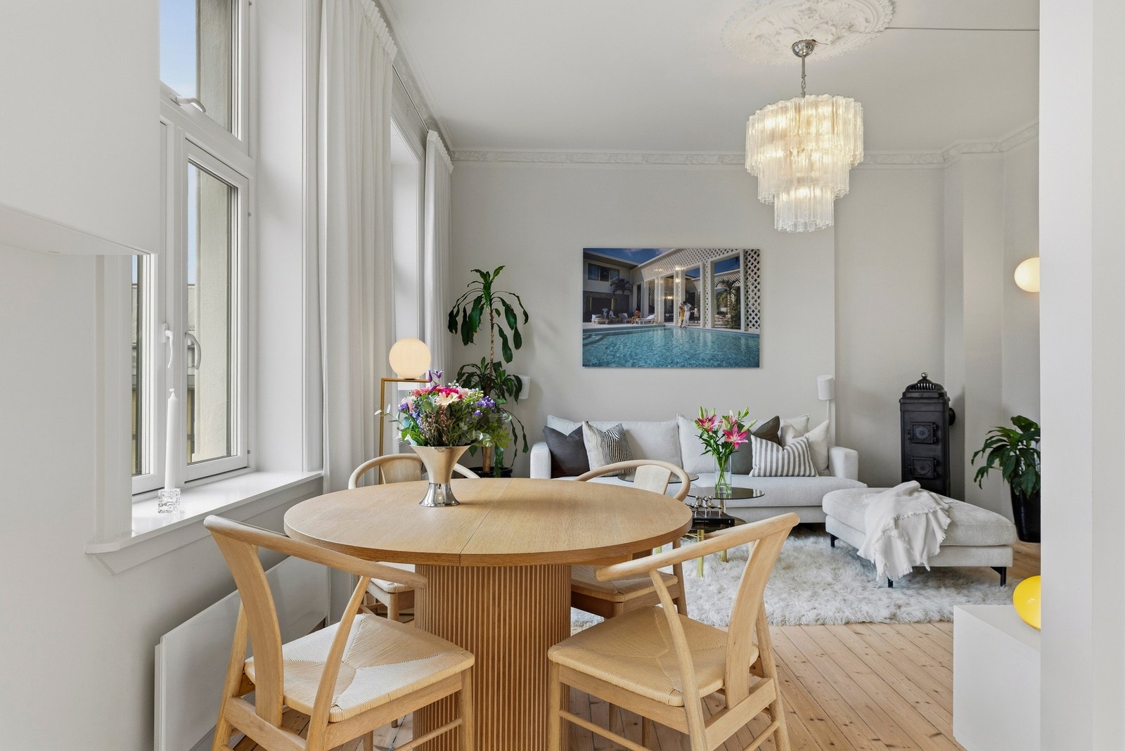 Stuen ble oppgradert i 2021/2022, hvor tregulvet ble slipt og lakkert. Galleribilde