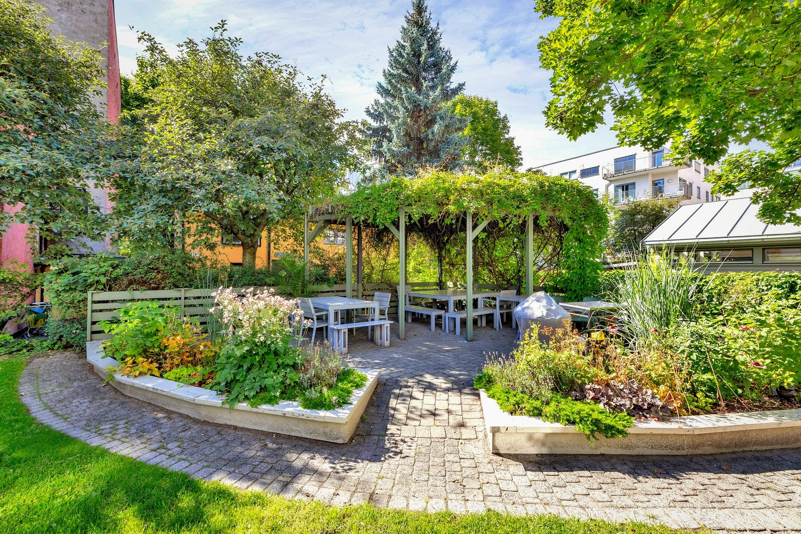 Pent opparbeidet fellesområde med sittegrupper. Galleribilde