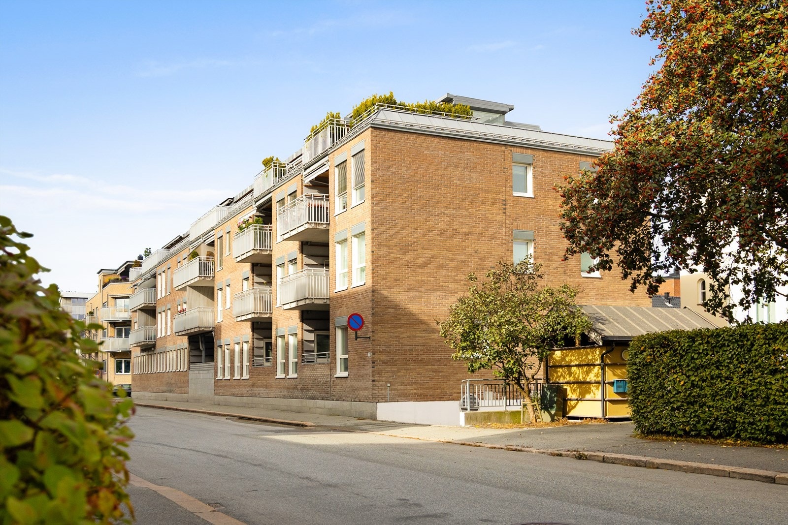 Leiligheten ligger i 2. etasje i en boligblokk oppført i 2002. Her har man både heis, garasjeplass og balkong. Galleribilde