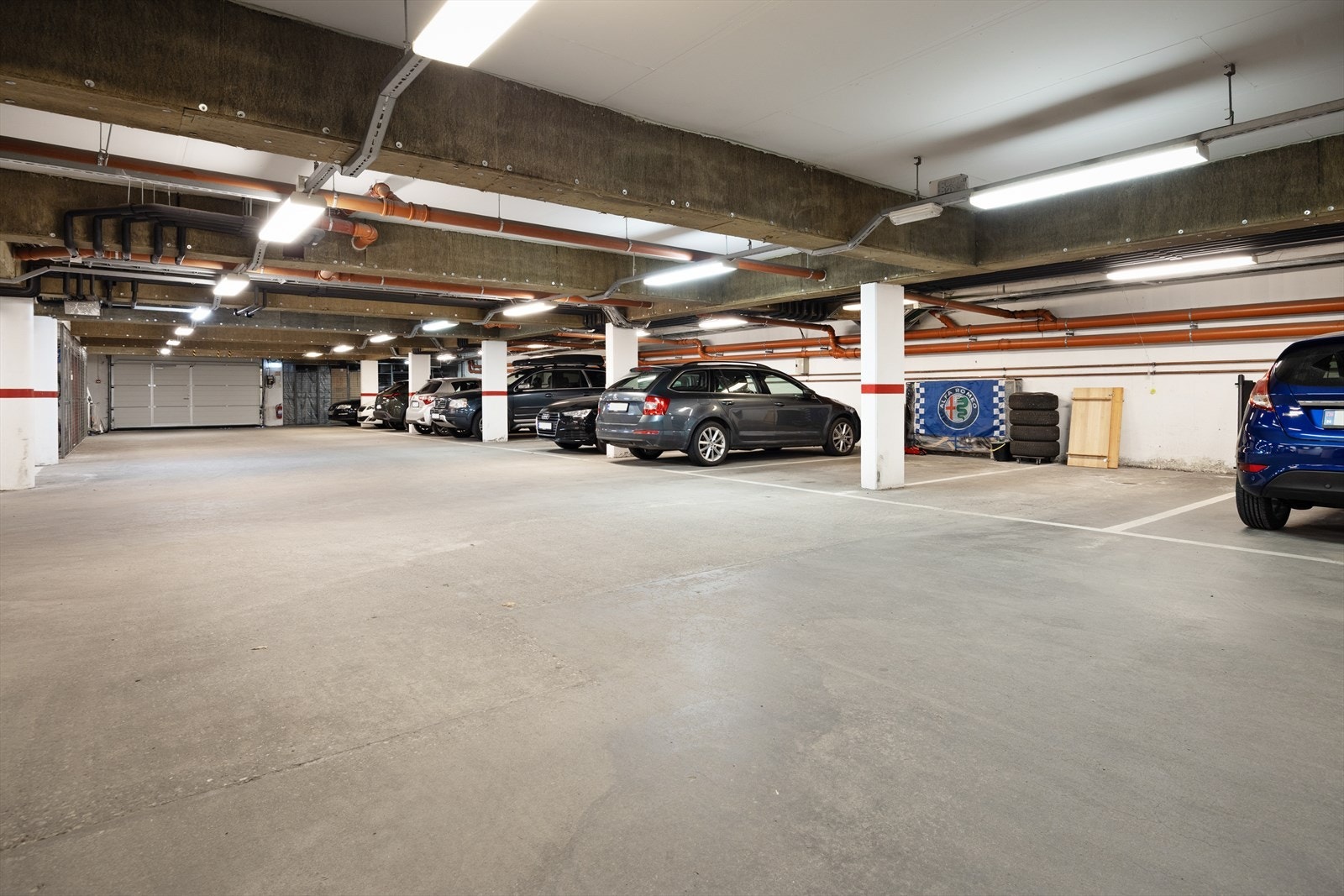 Garasjeplass i felles parkeringsanlegg. Galleribilde