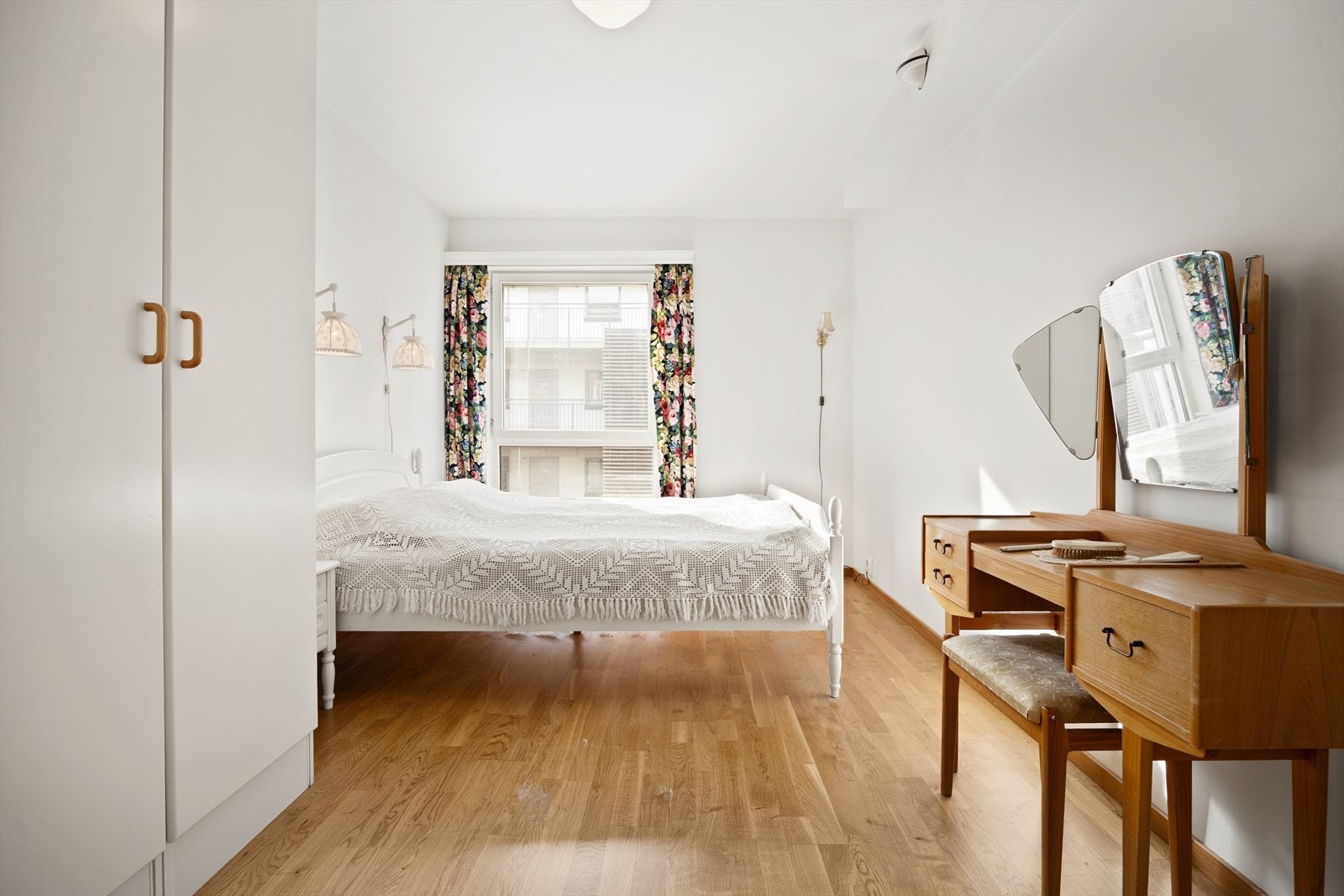 Soverom med garderobeskap. Galleribilde