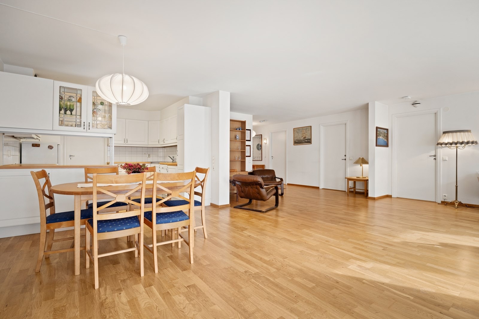 Rommet har naturlige soner til spisebord og sofagruppe. Galleribilde