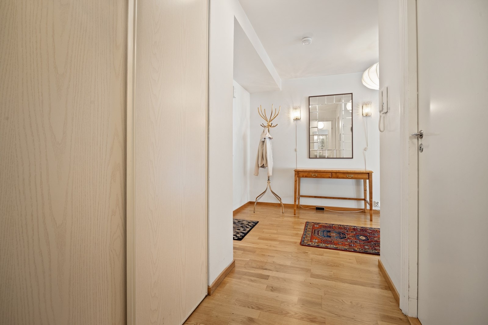 Det er integrert skyvedørsgarderobe, callinganlegg på veggen og praktisk adkomst inn til boden med ytterligere lagringsplass. Galleribilde