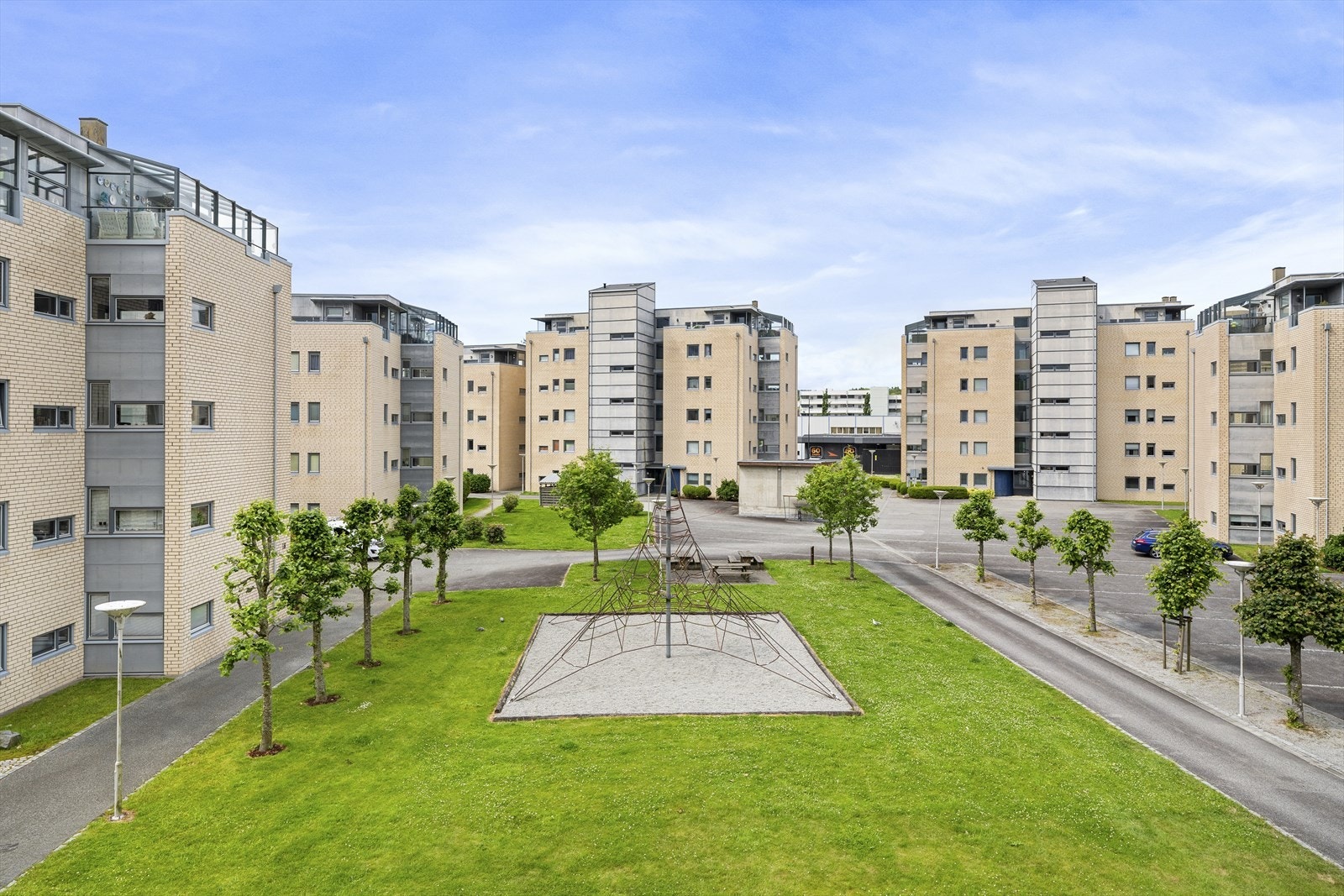 Borettslagets tomt er pent opparbeidet med flotte fellesområder med plen, prydbusker, lekeplasser og sittegrupper. Galleribilde