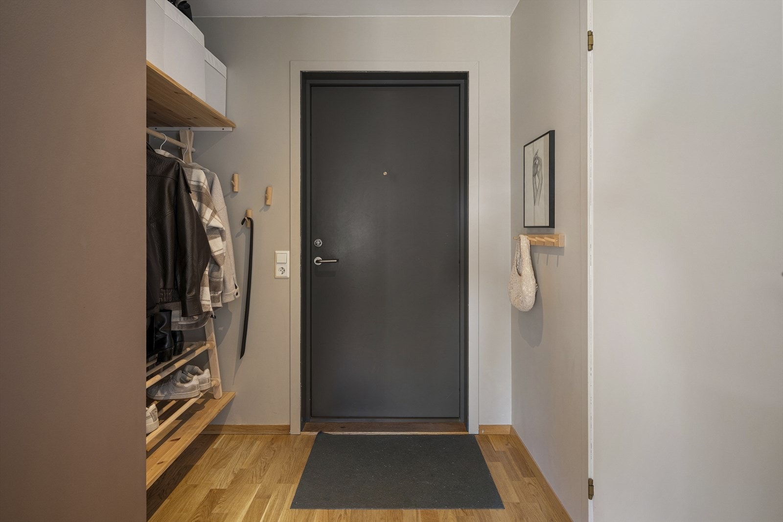 Entré med god plass til oppbevaring av yttertøy og sko. Galleribilde