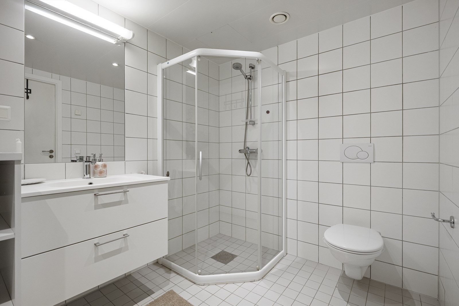 Helfliset bad med vannbåren gulvvarme og innfelte spotter i tak. Galleribilde