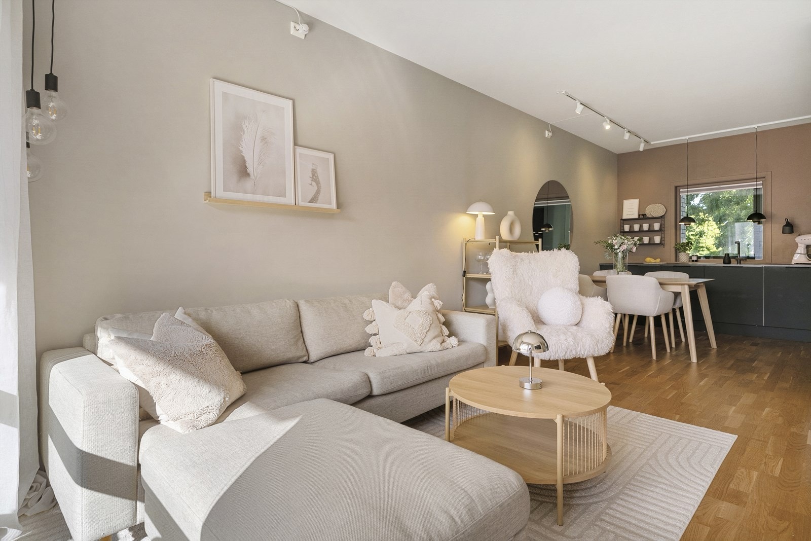Stuen har en funksjonell utforming med plass til å innrede med sofagruppe og spisebord. Galleribilde
