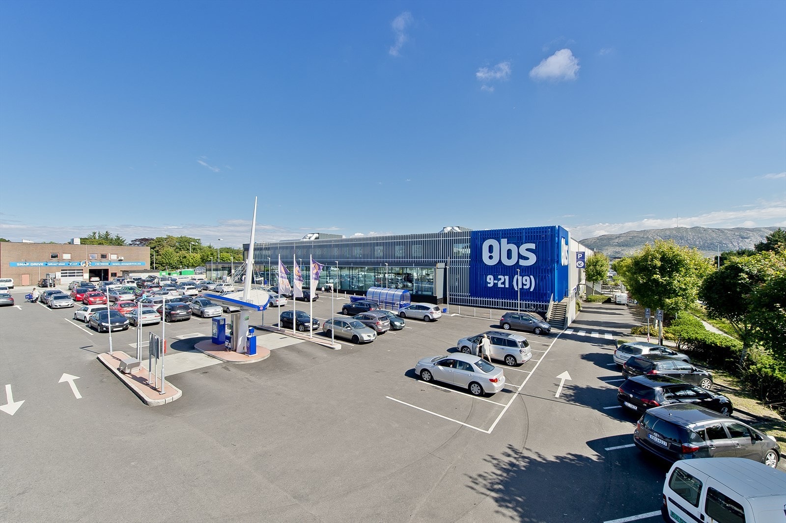 En kort gåtur unna finner man også Coop OBS-bygget hvor man finner både bakeri, frisør, apotek, legesenter mm. Galleribilde