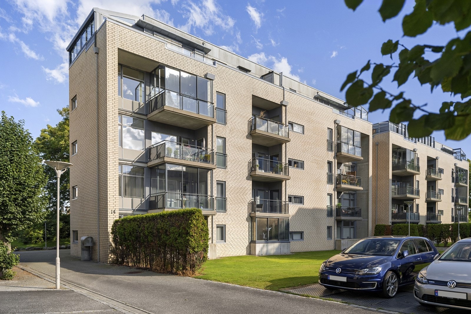 Det medfølger ekstern bod på ca. 5 m² i byggets kjelleretasje. Galleribilde