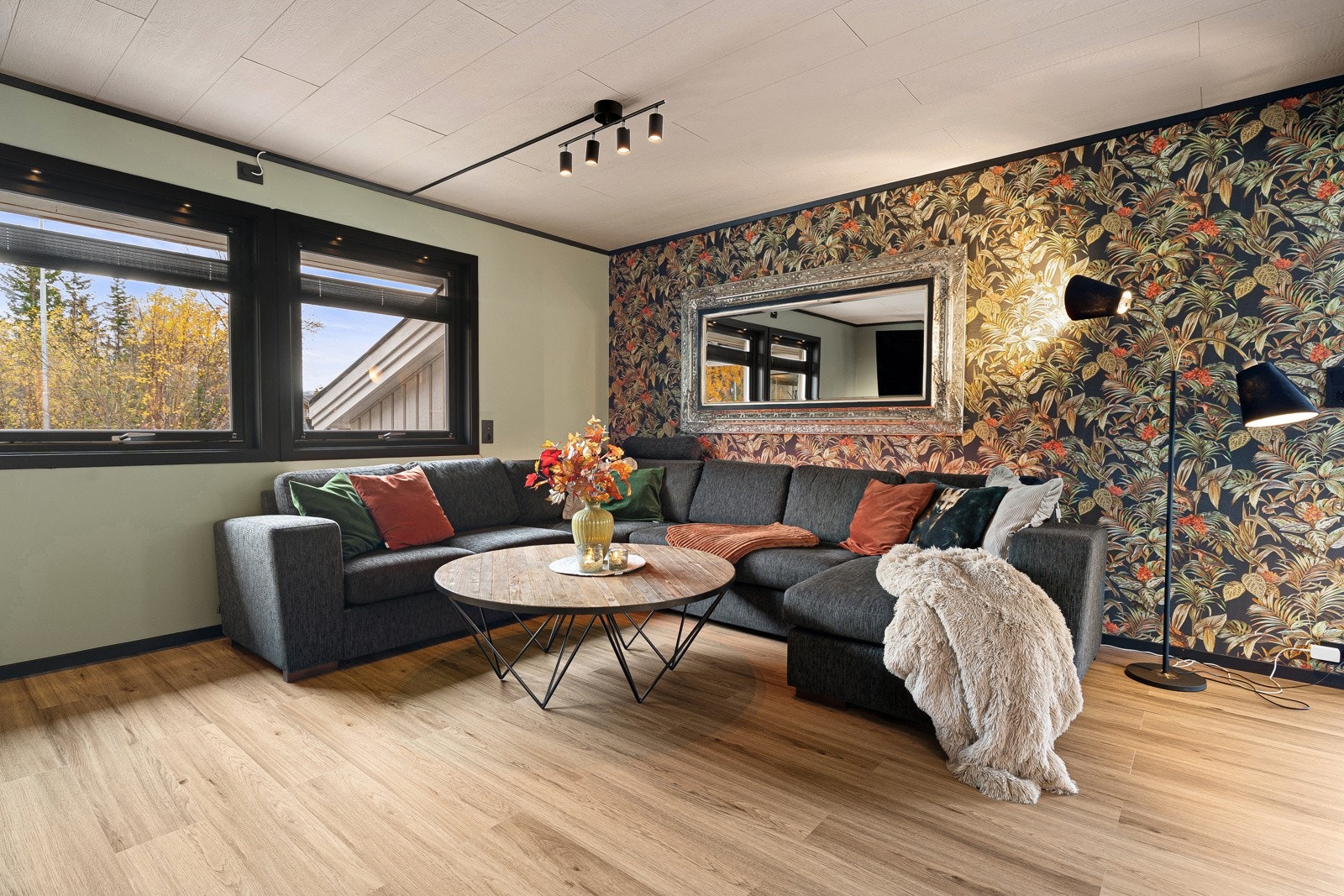 Stuen har plass til en romslig sofagruppe.