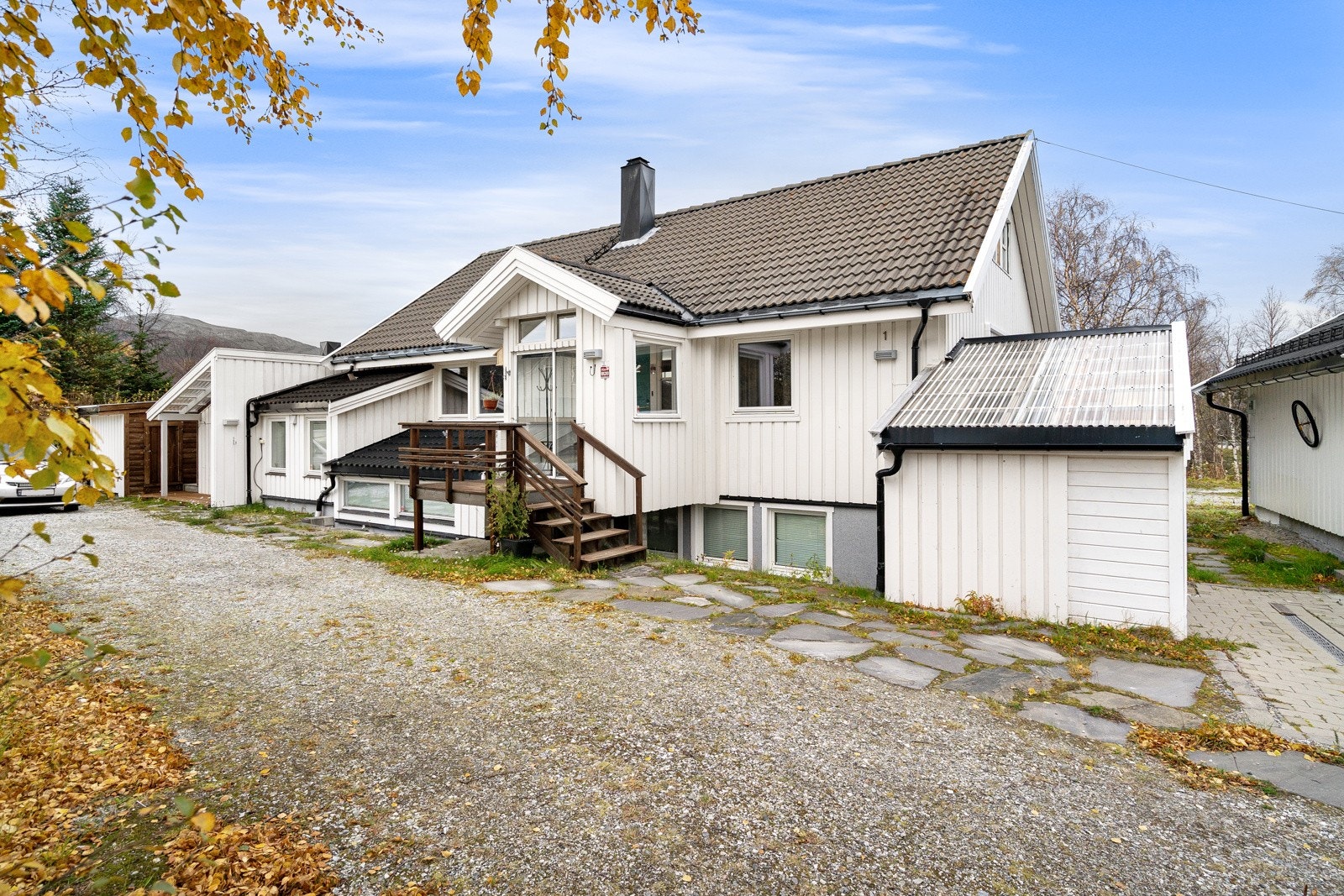 Velkommen til Pynten 1 - en innholdsrik eiendom med hage, garasje og flere uteplasser.