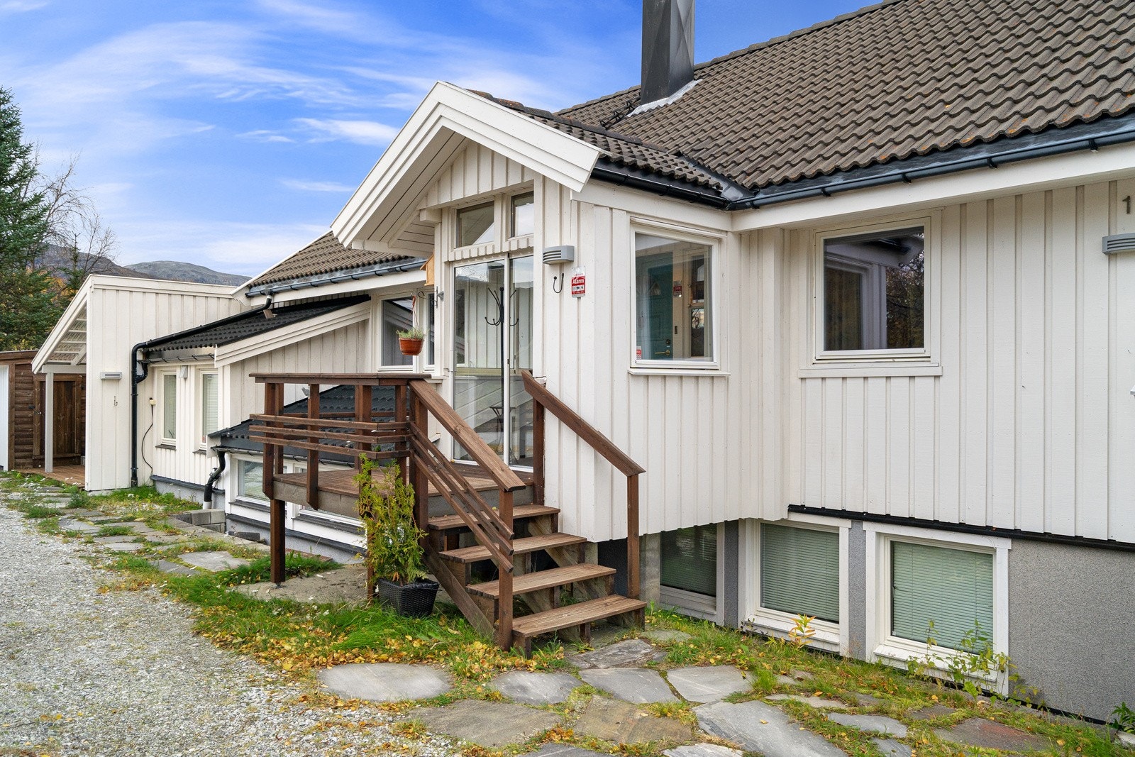 Boligen har flere ulike inngangspartier og uteplasser.