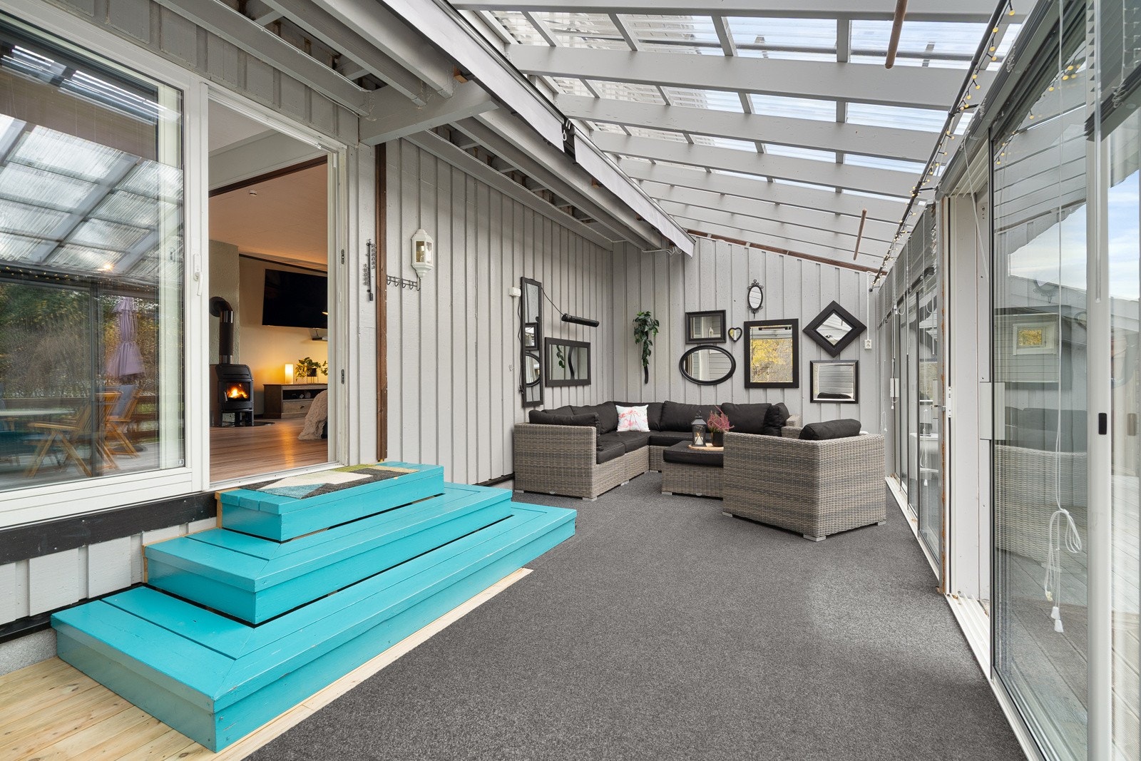 Fra stuen er det utgang til vinterhagen på ca. 23 m².