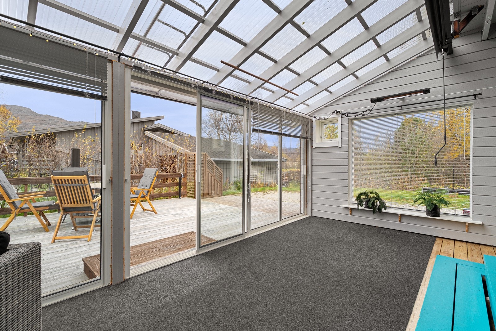 Vinterhagen har glasskyvedører mot terrassen og gir en lun sitteplass.