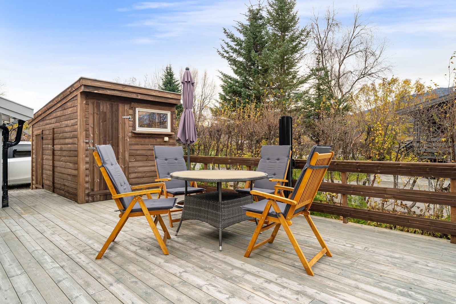 Terrasse med plass til utemøbler og kort vei til hagen.