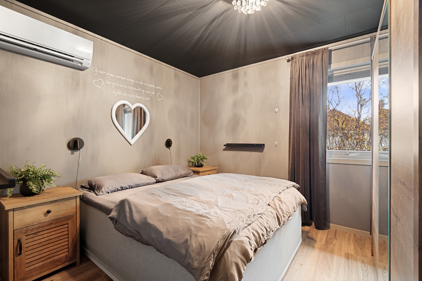 Soverom på hovedplanet med plass til dobbeltseng og garderobe.