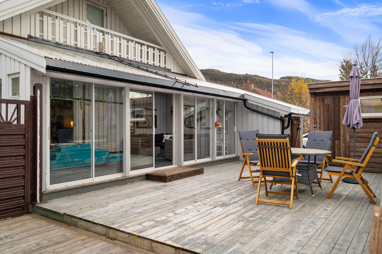 Terrassen og vinterhagen gir flere muligheter for å nyte uteområdet.