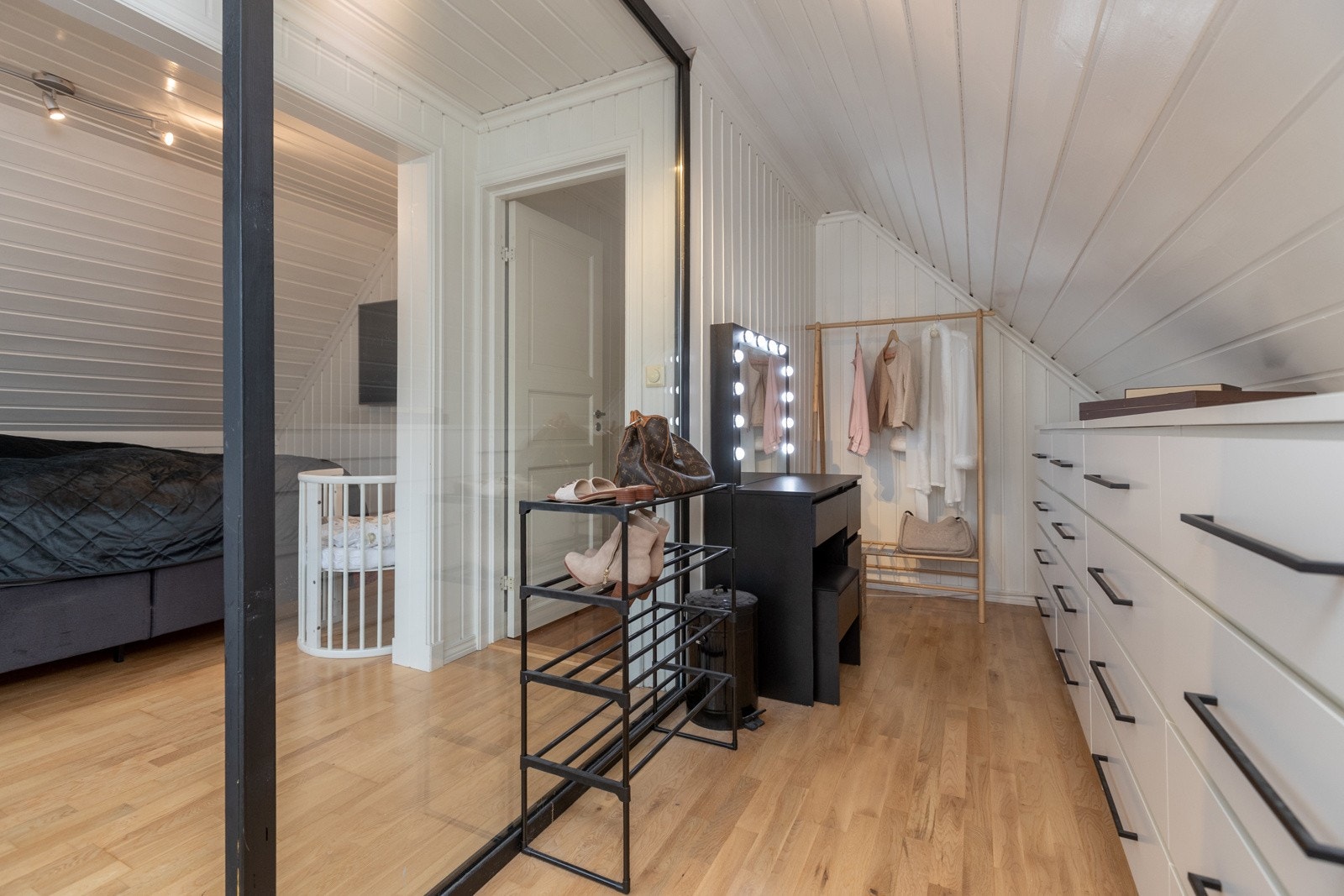 Deilig med egen garderobedel Galleribilde