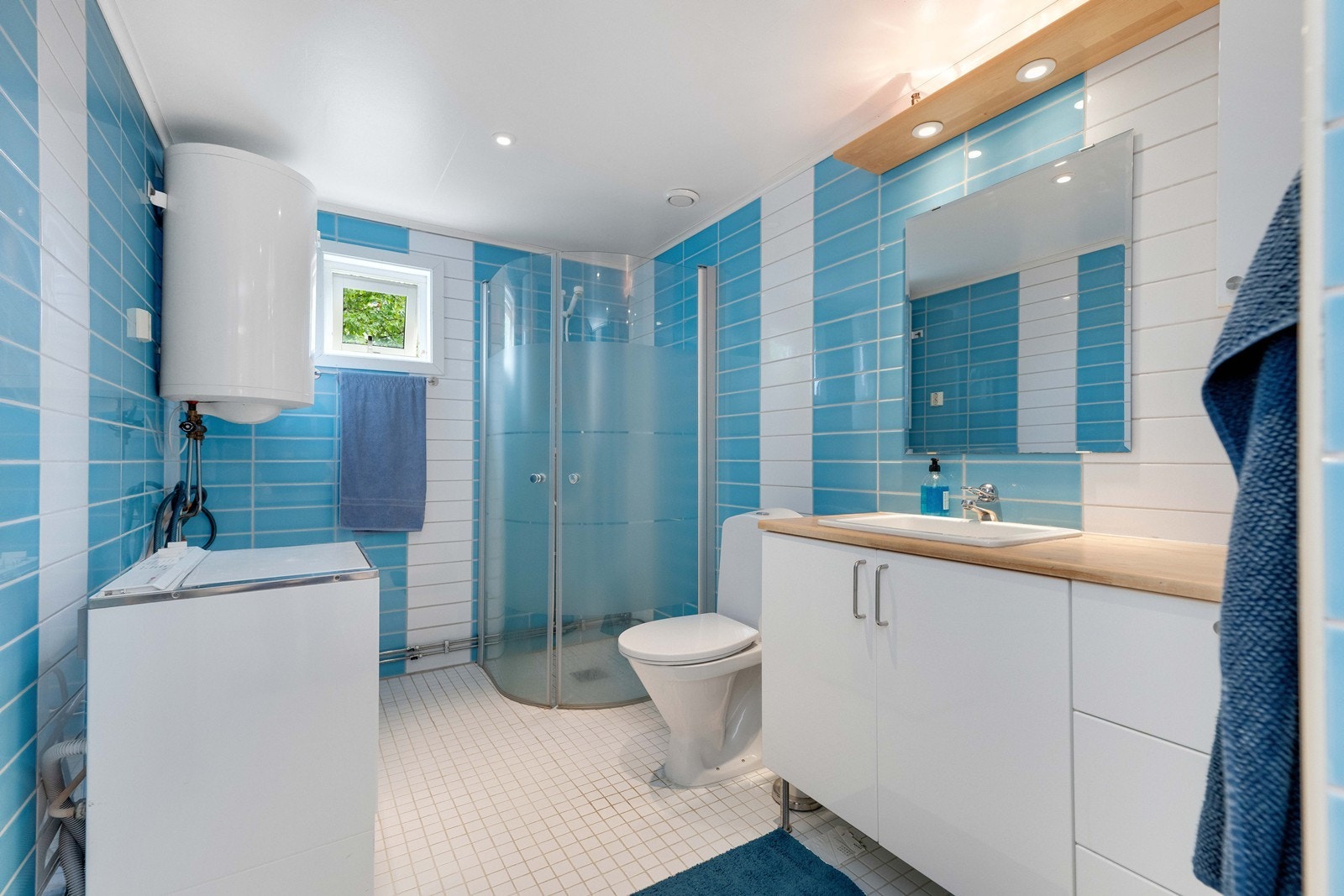 Badet er på ca. 6,5 m² og har fliser på både gulv og vegger. Galleribilde