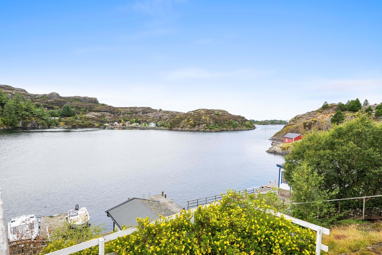 Dette er en idyllisk fritidseiendom med flott beliggenhet helt nede ved sjøen. Galleribilde