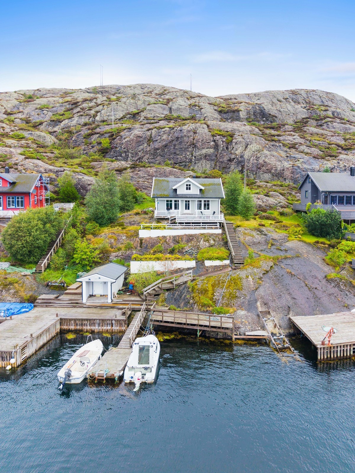 Eiendommen ligger fint til mellom sjø, svaberg og åpent naturterreng. Galleribilde