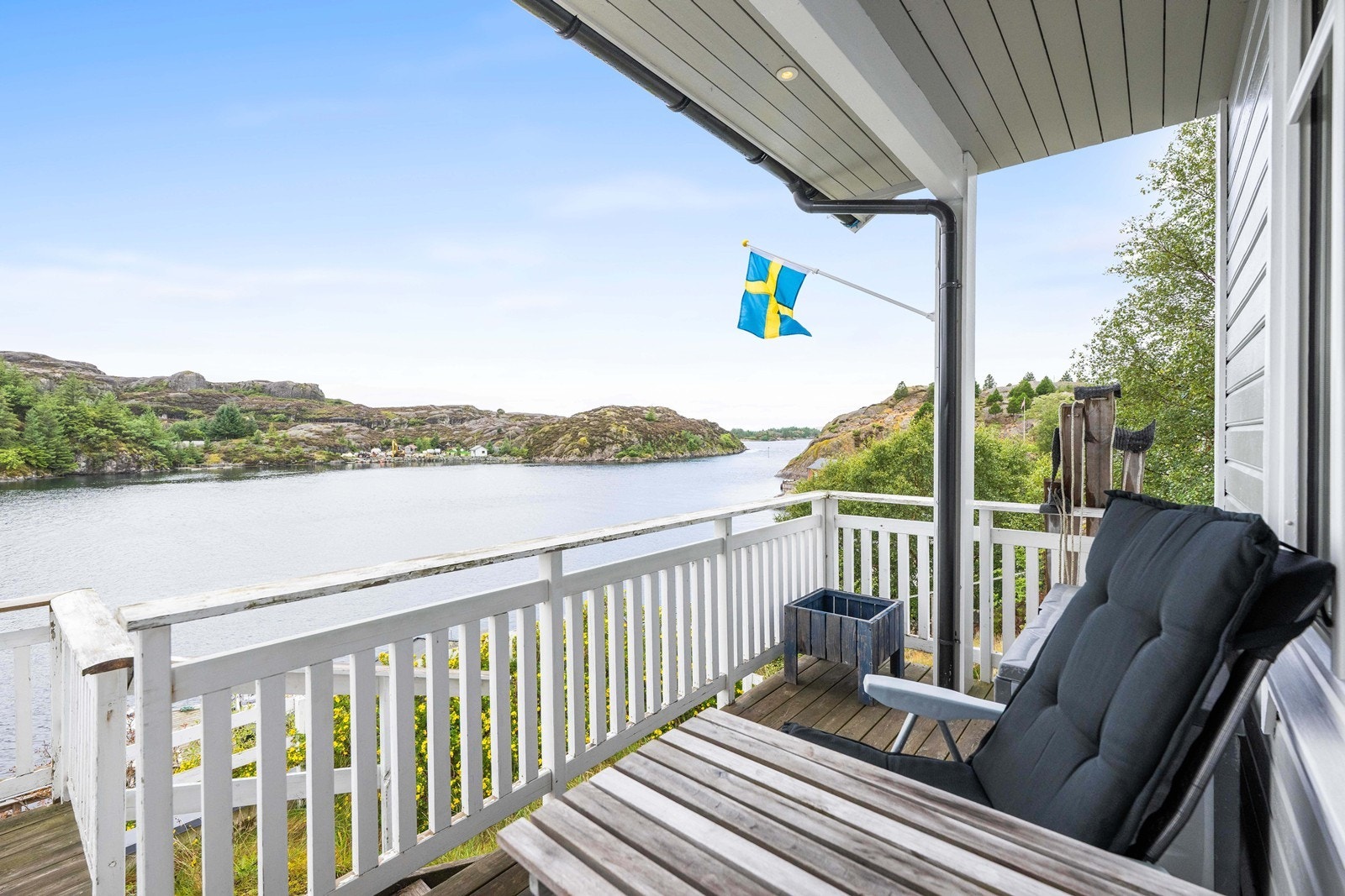 Langs boligen er det opparbeidet terrasseareal med plass til utemøbler og hyggelige sitteplasser. Galleribilde