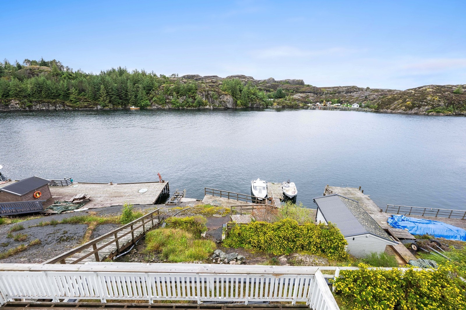 Et hyggelig maritimt miljø med brygge, båtplass og sjøen lett tilgjengelig. Galleribilde