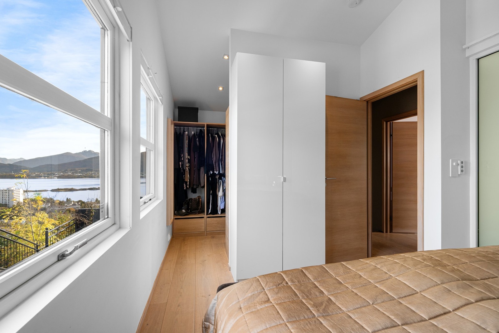 Hovedsoverommet har romslig walk in garderobe. Galleribilde