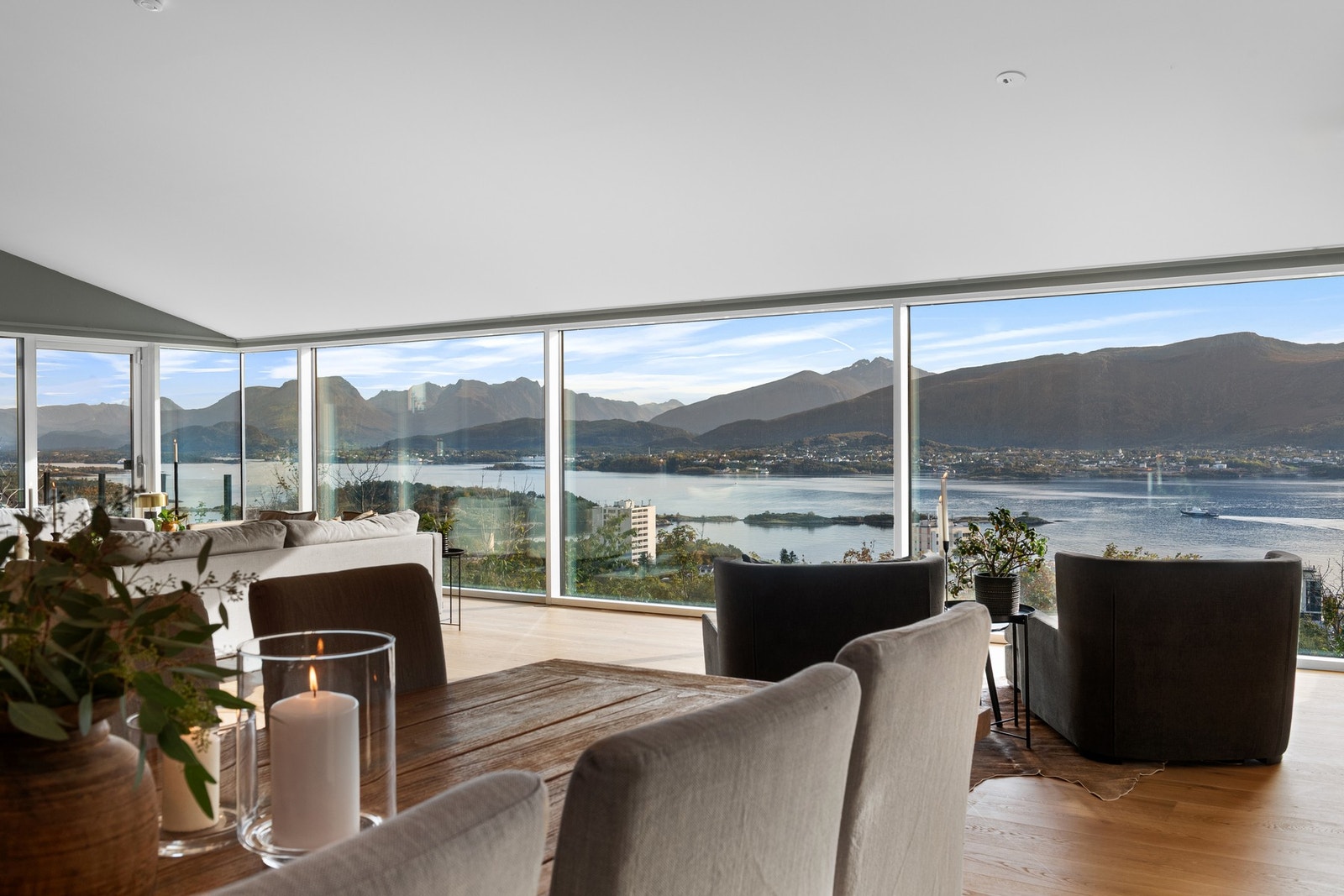 Fra kjøkkenet er det åpent mot stuen og utsikten, slik at matlagingen blir en del av det sosiale livet i huset. Galleribilde