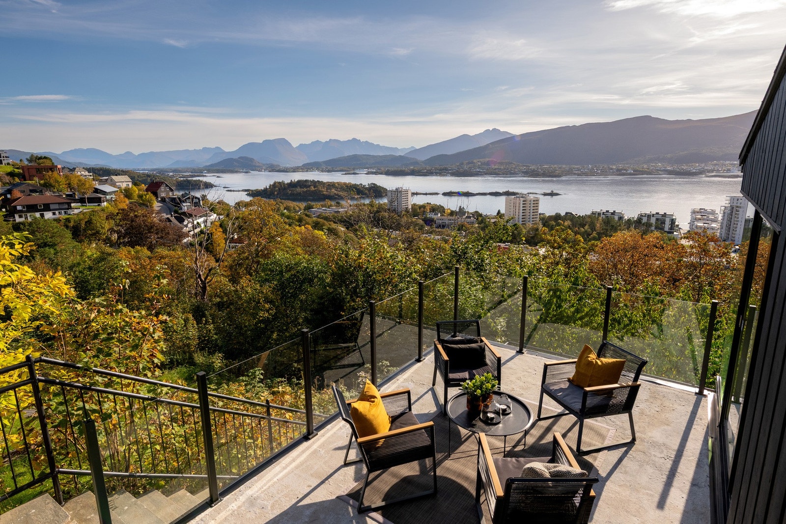 På frokostterrassen er det adkomst til gårdsplass og trapp mot hage. Her har man morgensol fra soloppgang. Galleribilde