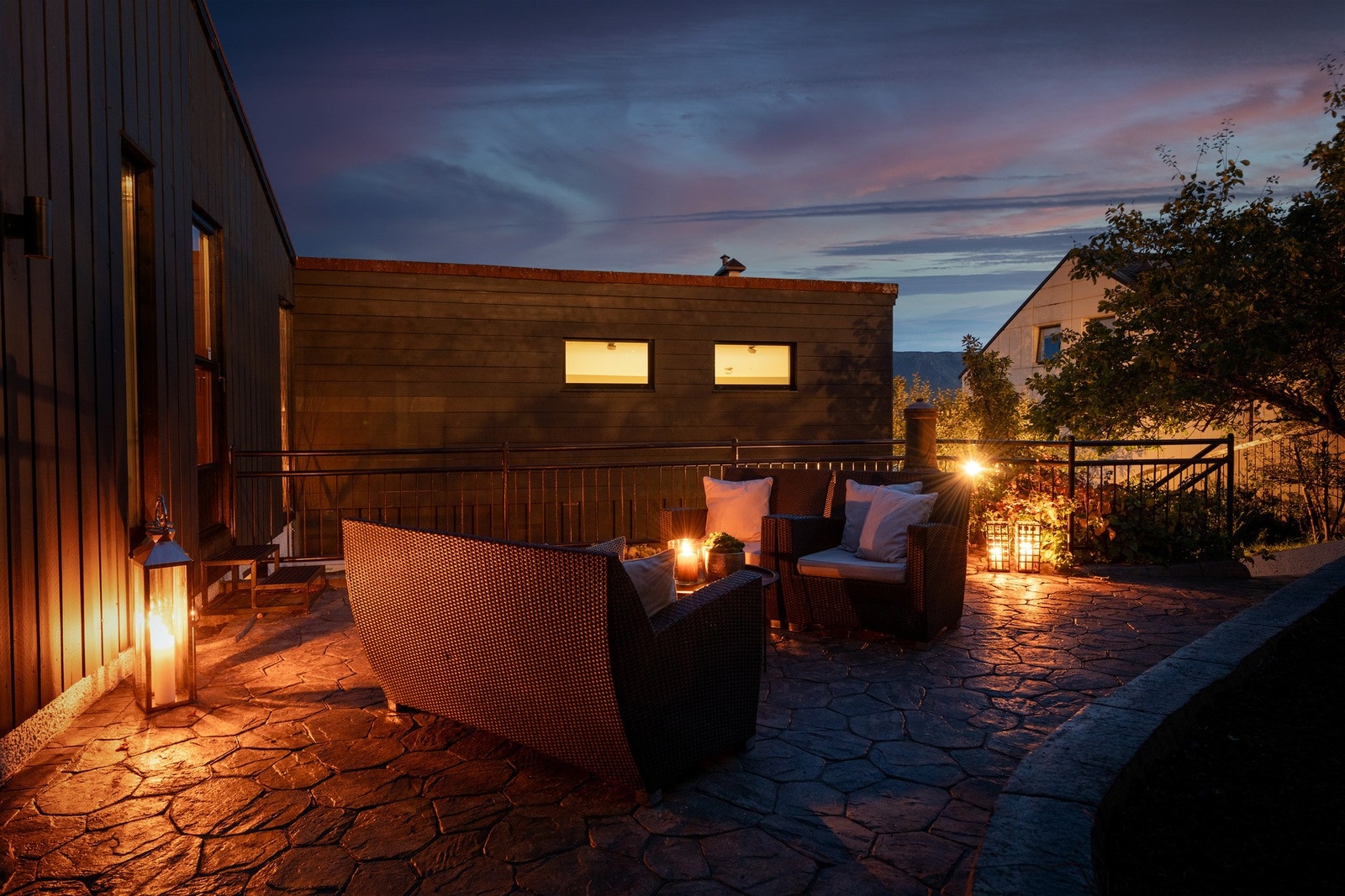 Det er totalt 135 kvm med terrasseareal på eiendommen. Galleribilde