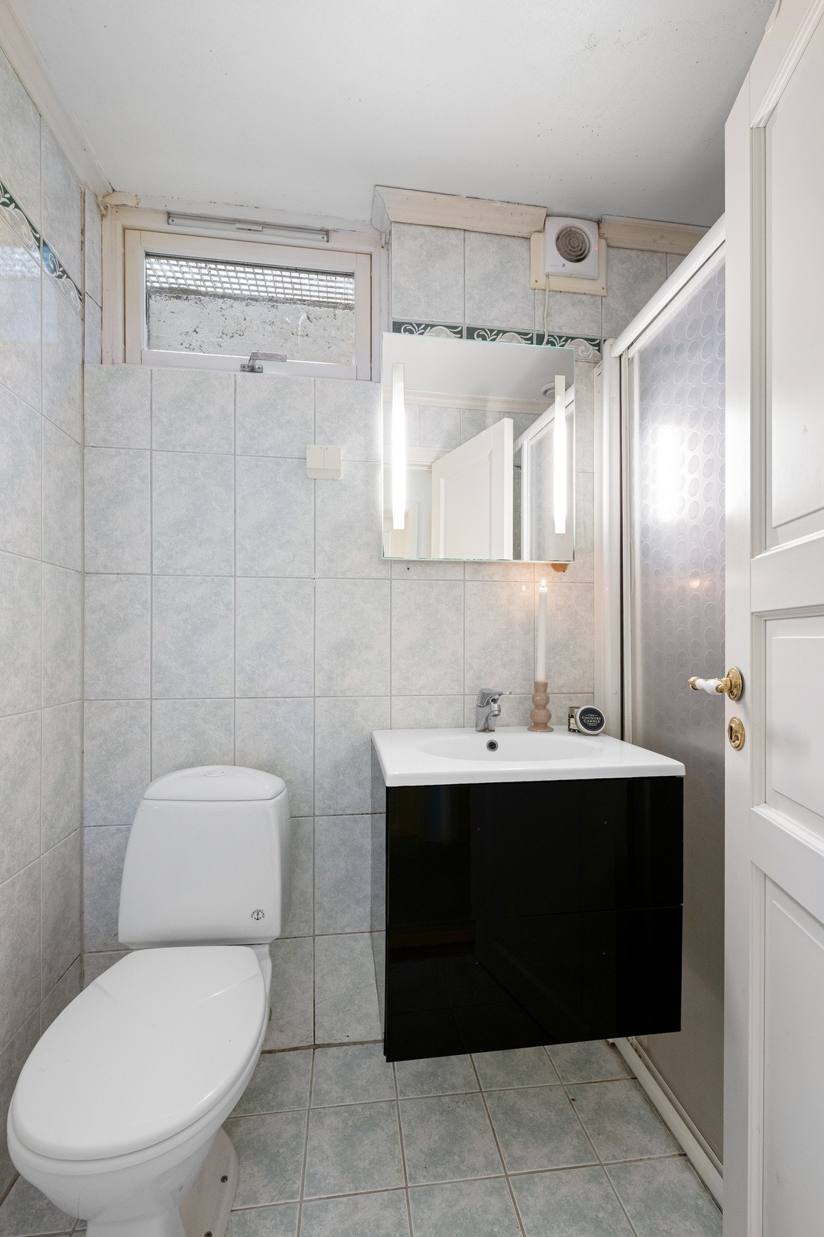 Badet i tilknytning til vaskerom har dusjnisje, innredning med servant og wc. Galleribilde