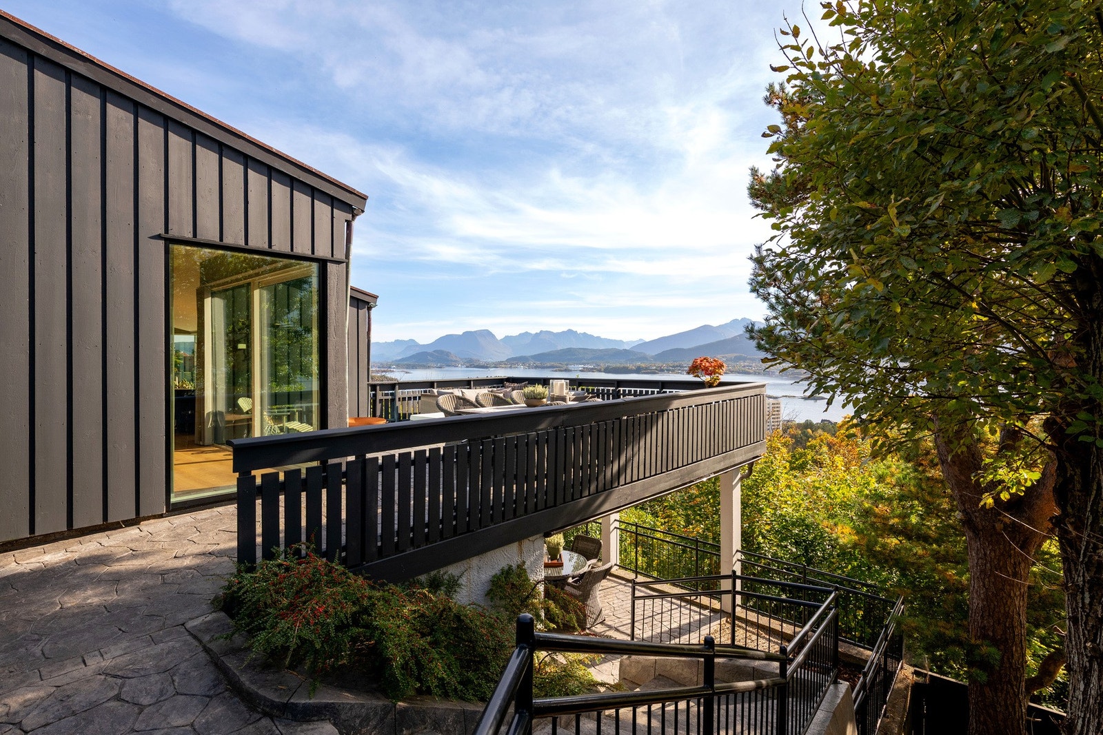 Trapp fra hovedterrasse til sydvendt hage. Hele eiendommen er innegjerdet med unntak av innkjørsel. Åpne gangsoner rundt hele huset. Galleribilde