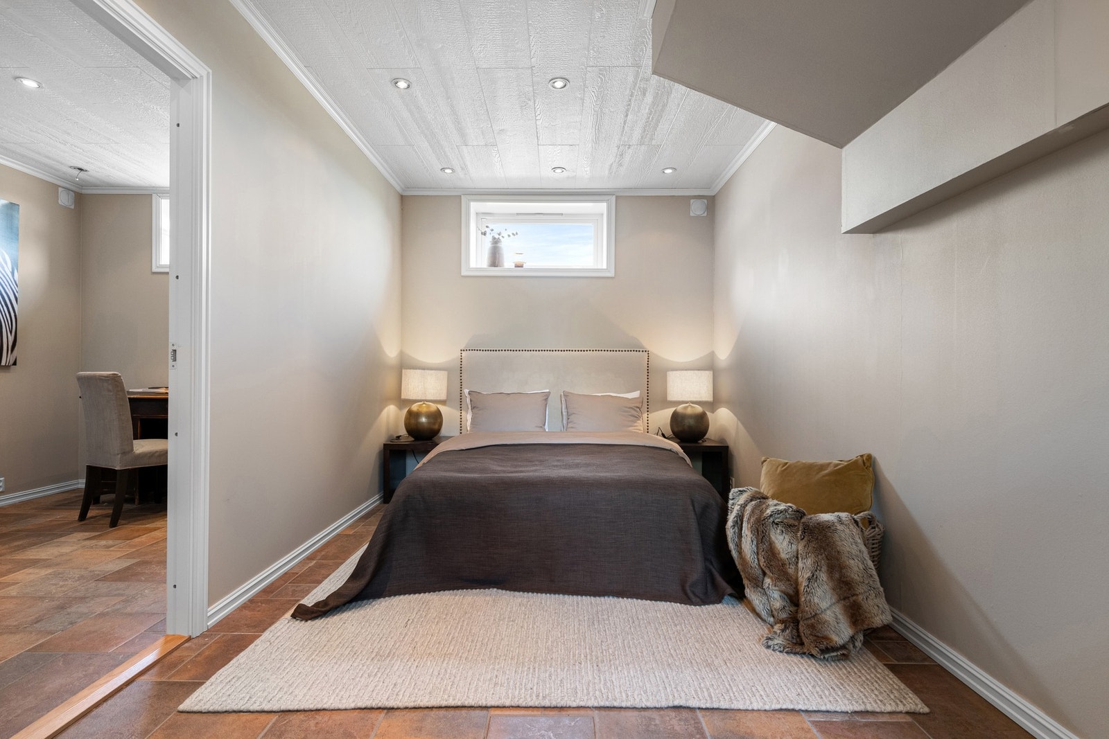Soverom 4 er ikke byggegodkjent. Rommet har rikelig med gulvplass, garderobe og er gjennomgående med lysinnslipp fra både øst og vest. Galleribilde