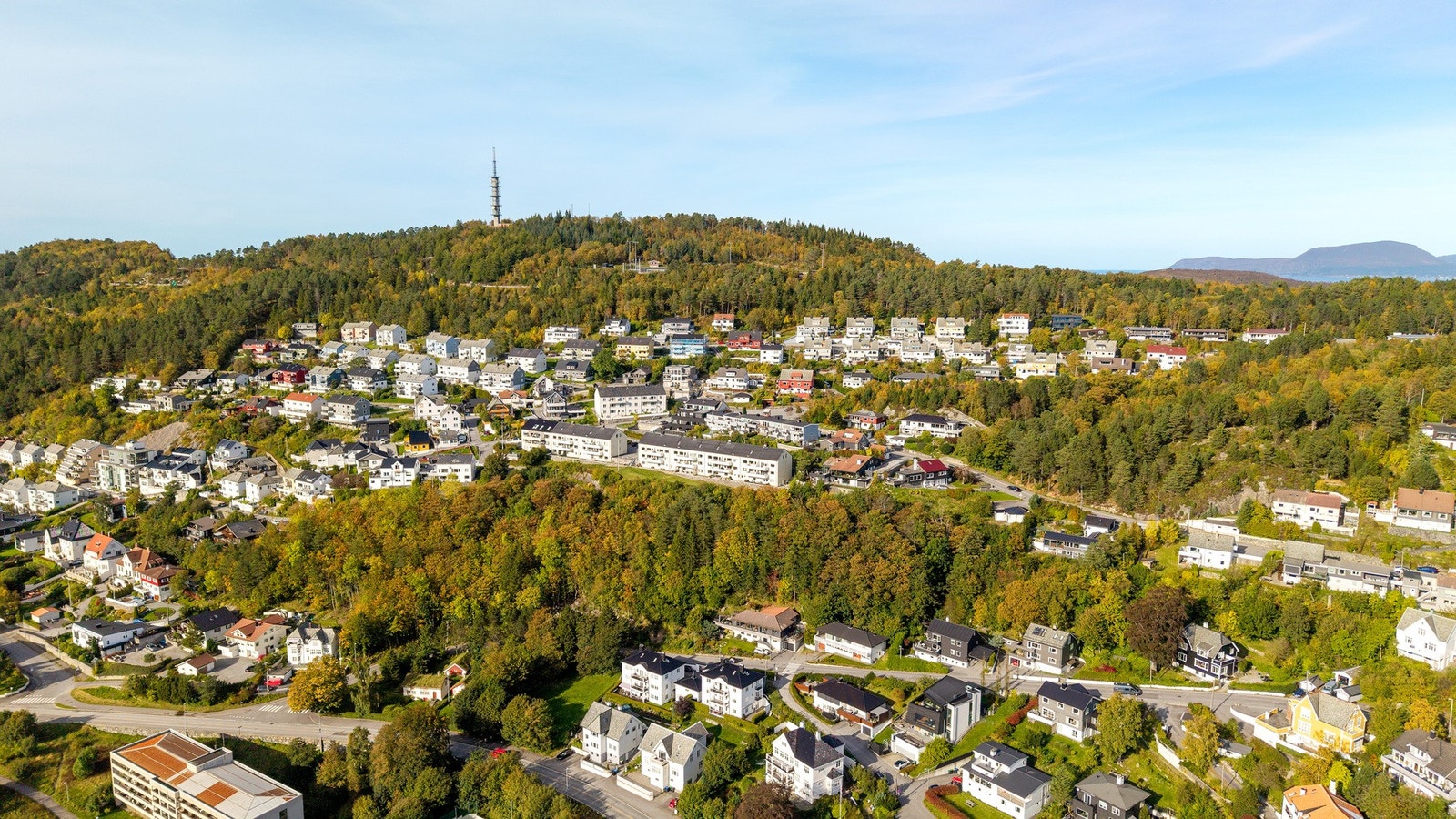Eiendommen ligger i et etablert boligområde på Fjelltun, med grøntområder og bylandskap omkring. Turstiene over Aksla starter rett over vegen. Galleribilde