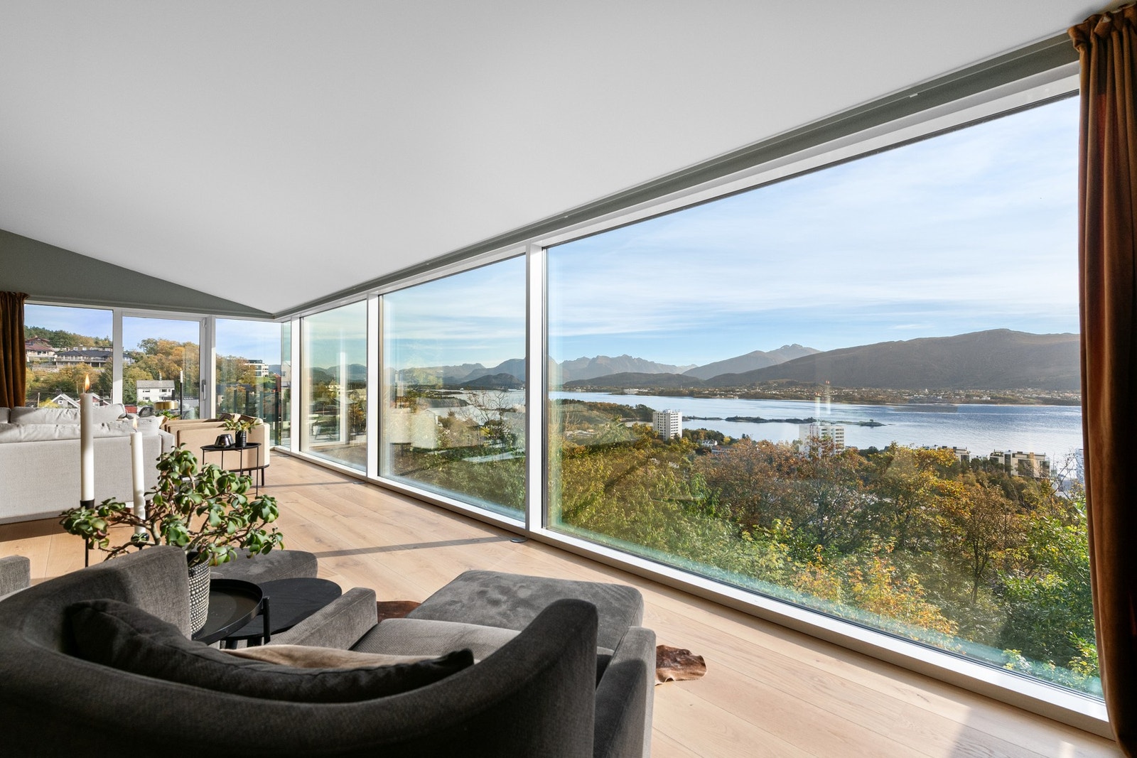 Her kan utsikten nytes - fjord og fjell blir en del av rommets uttrykk. Galleribilde