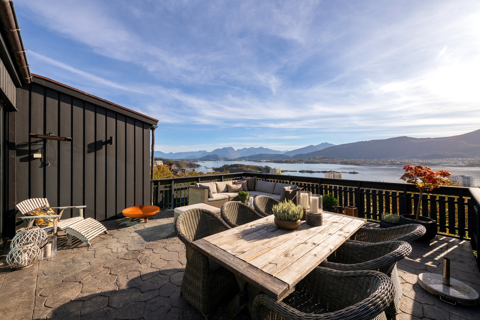 En romslig terrasse med god plass til flere møbelgrupper - her får både middagsbordet og flere sittegrupper plass. Galleribilde