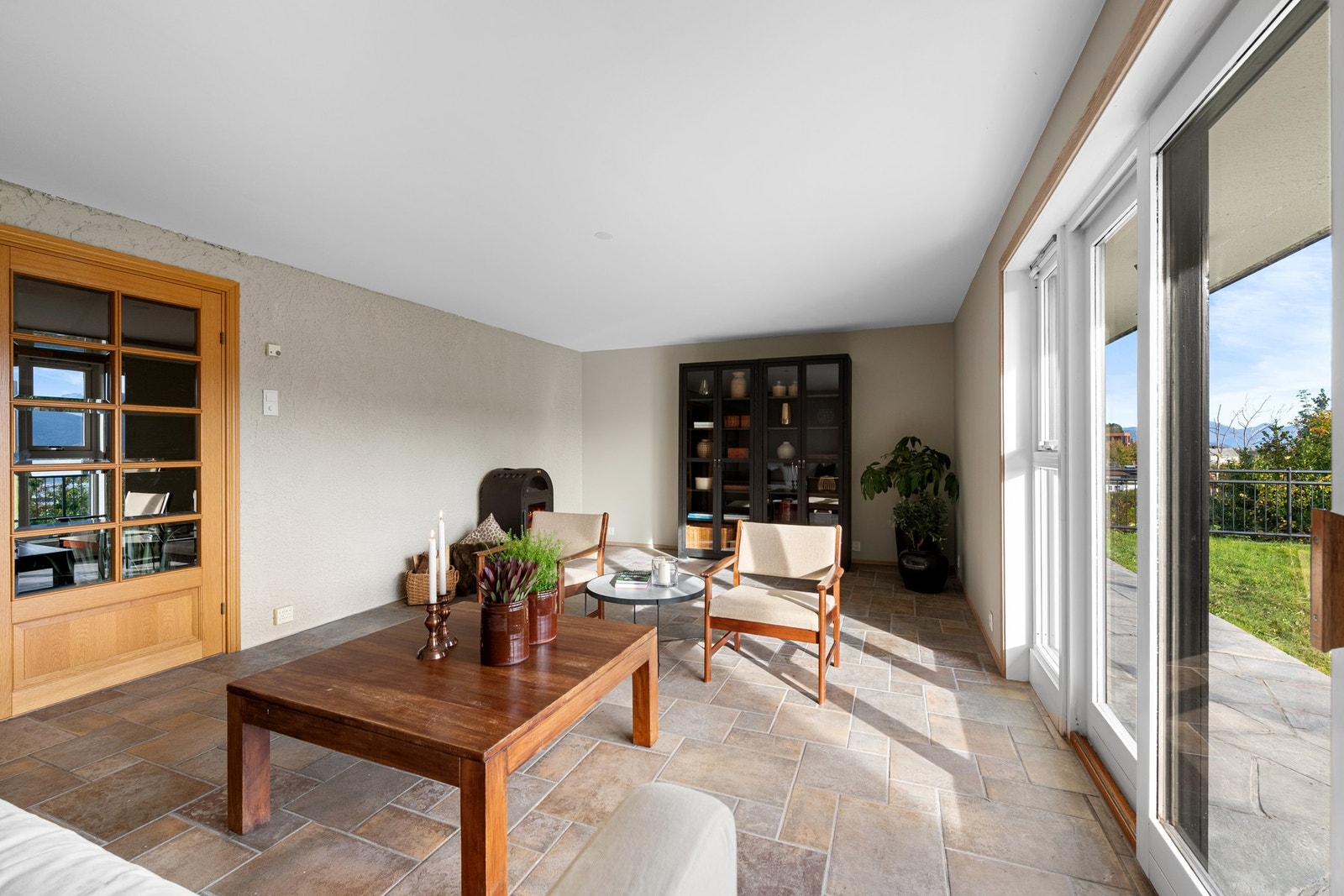 Her er det plass til både sofagruppe og øvrig stuemøblement, med godt dagslys fra de store vindusflatene. Galleribilde
