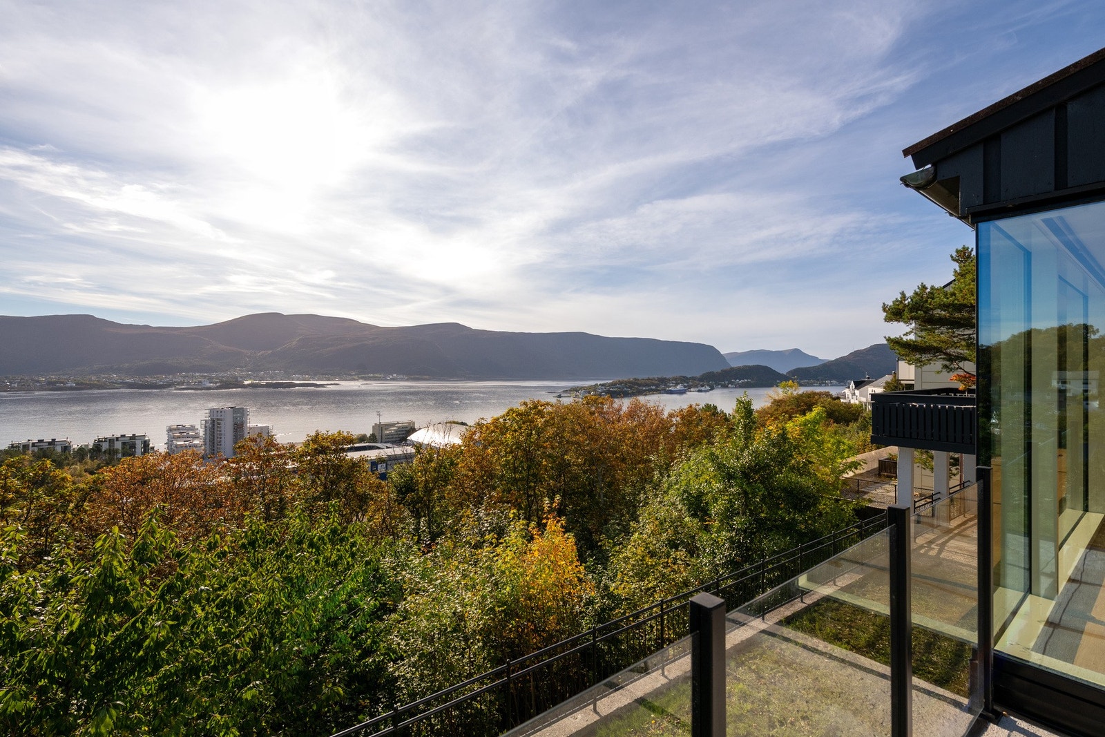 Fra eiendommen strekker panoramaet seg rundt 180 grader, fra Skåthaugen til Sukkertoppen. Galleribilde