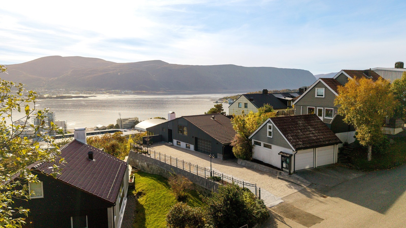 Høyt og fritt med fjorden i synsfeltet - beliggenheten gir lange utsyn og fantastisk utsikt. Galleribilde