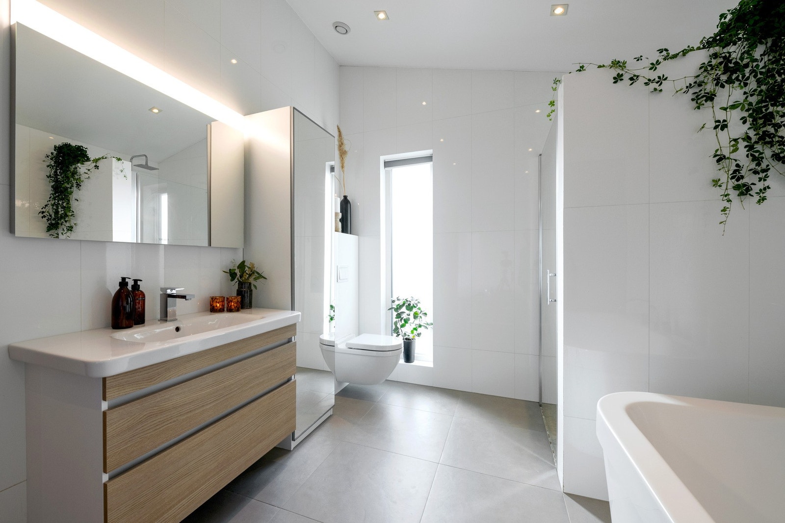 Badet har rikelig med lysinnslipp fra frostet vindu mot vest samt fra frostet glassvegg mot hovedsoverom. Galleribilde