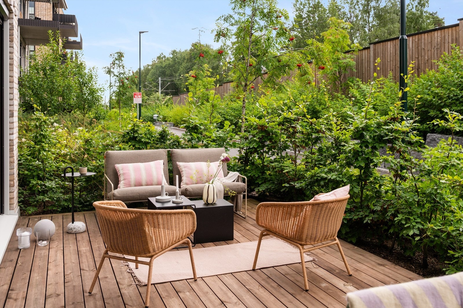 En hyggelig hekk omkranser terrassen og gir en lun og privat følelse. Galleribilde