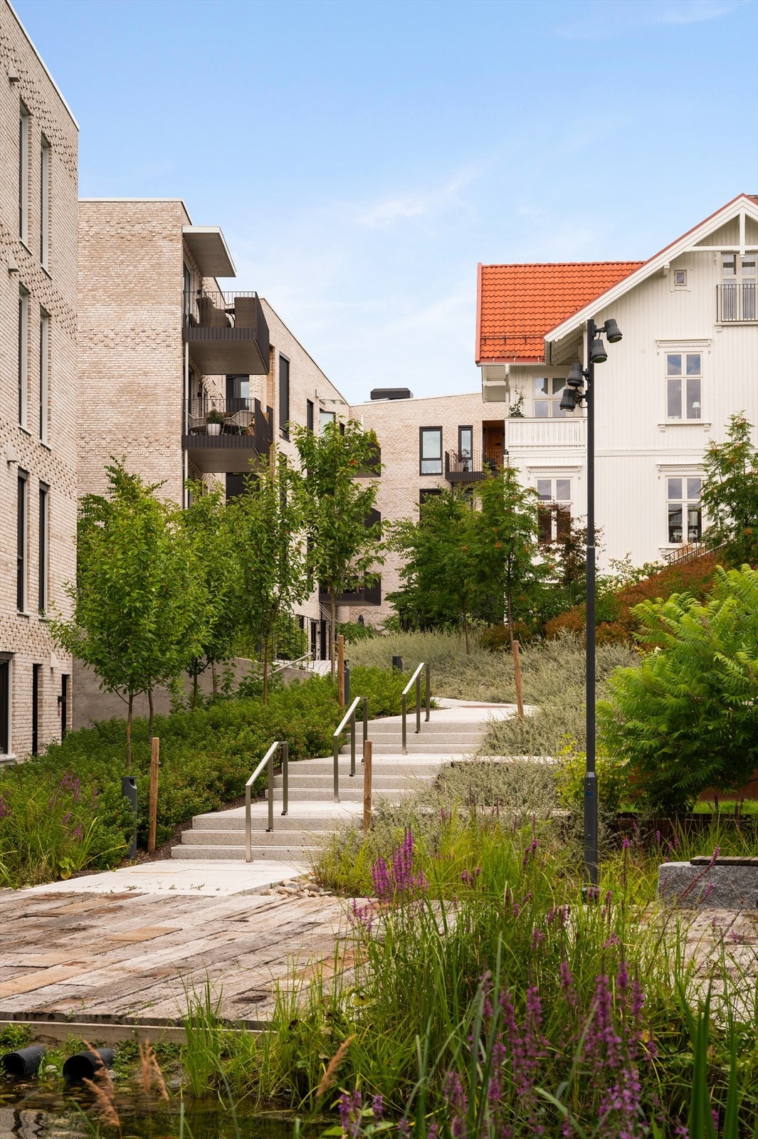 Via fellesområdene kan man ta seg til en Hagevilla som inviterer til sosiale sammenkomster. Galleribilde