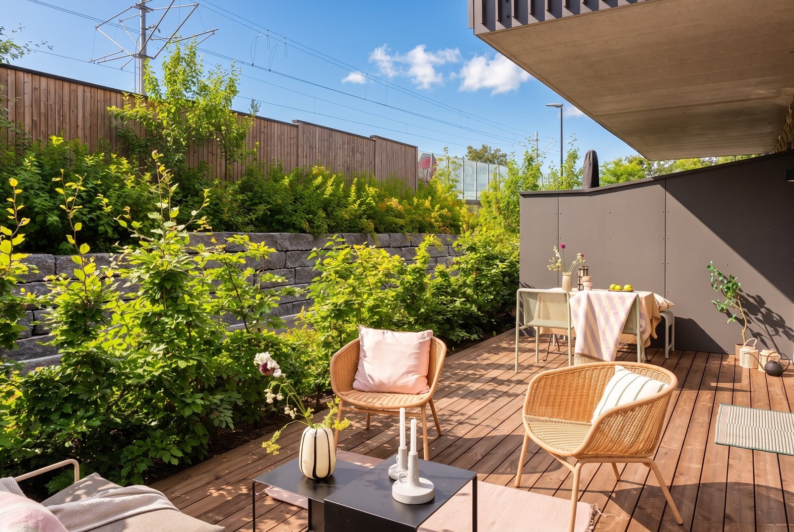 Den romslige terrassen kan deles inn i flere soner, og har god plass til både hyggelig spisebord og et loungesett. Bildet er digitalt redigert, og sol er lagt inn i etterkant. Galleribilde