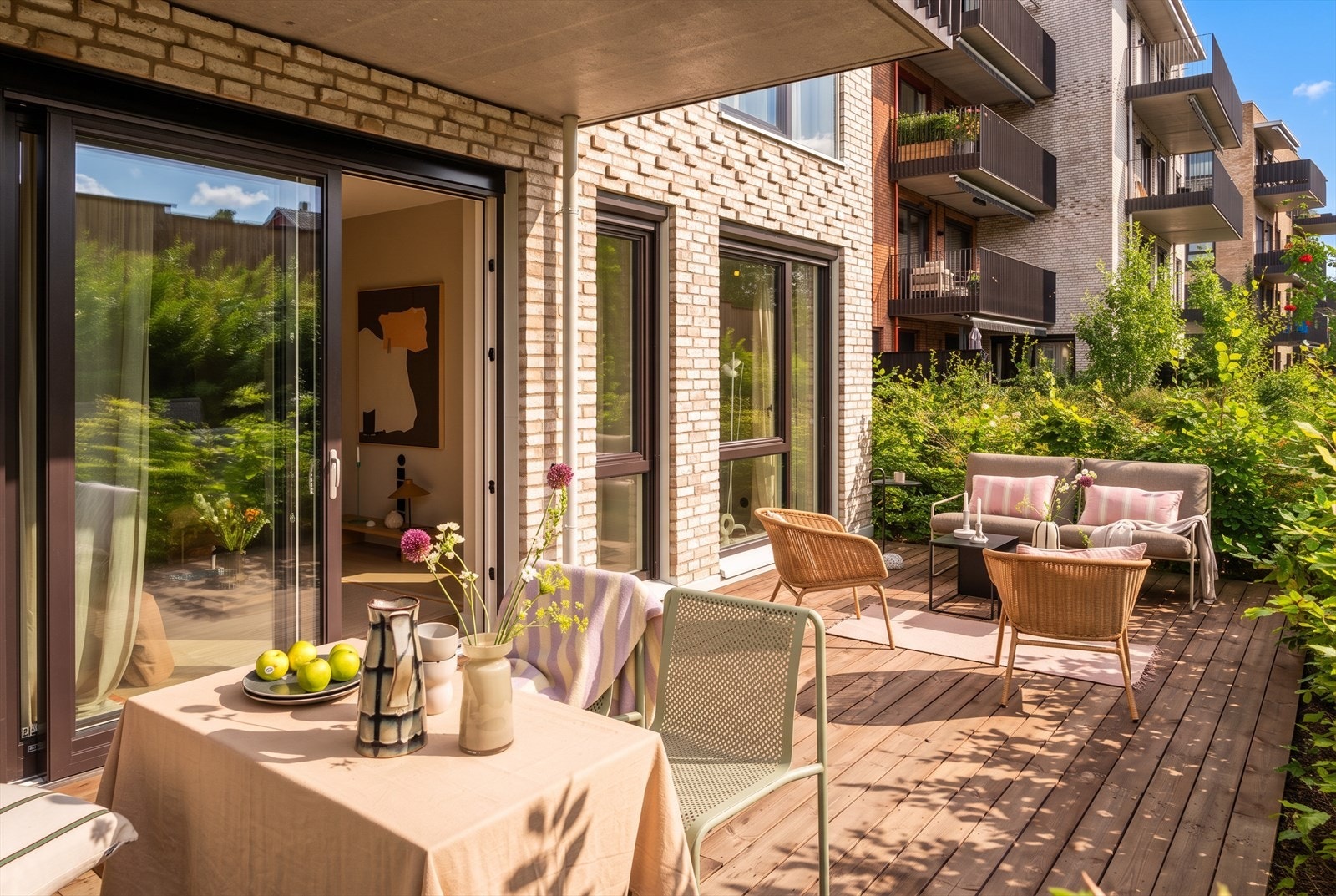Fra stuen er det direkte utgang til en romslig og hyggelig markterrasse på 21 m². Bildet er digitalt redigert, og sol er lagt inn i etterkant. Galleribilde