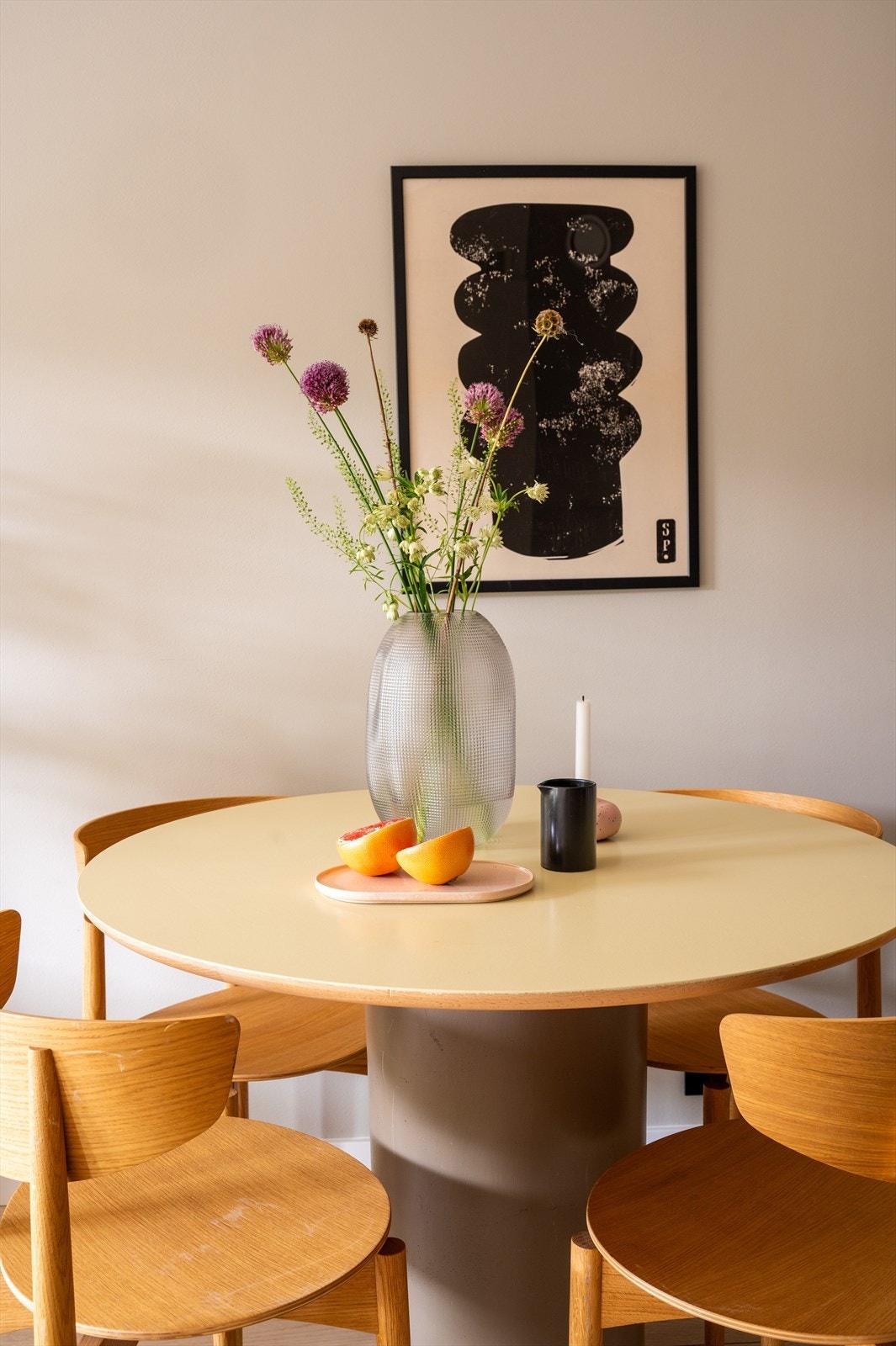Det er også god plass til spisebord, perfekt for hyggelige måltider og sammenkomster. Galleribilde